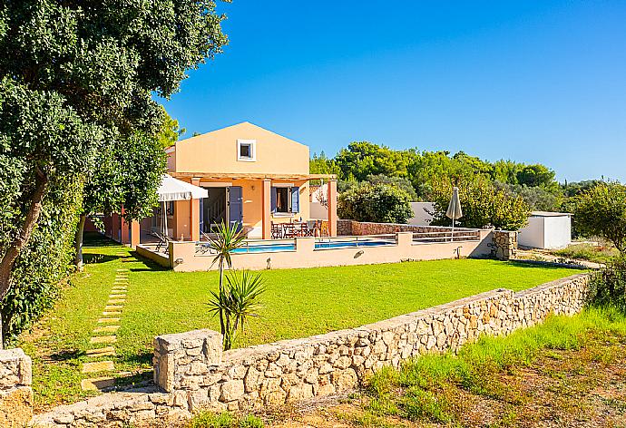 Beautiful villa with private pool and terrace with sea views . - Antigoni Beach House . (Fotogalerie) }}
