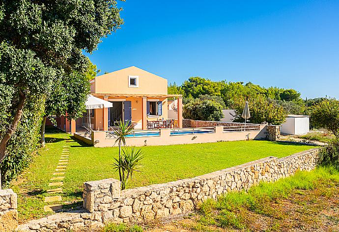 Beautiful villa with private pool and terrace with sea views . - Antigoni Beach House . (Galleria fotografica) }}