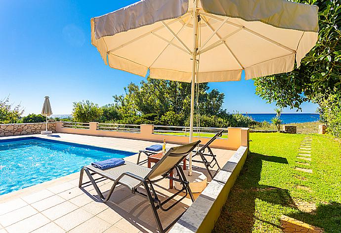 Private pool and terrace with sea views . - Antigoni Beach House . (Galerie de photos) }}