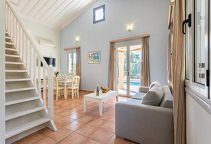 Open-plan living room with sofa, dining area, kitchen, mezzanine, A/C, WiFi internet, satellite TV, and sea views . - Antigoni Beach House . (Galería de imágenes) }}