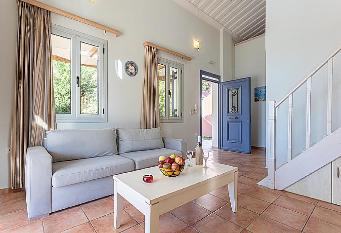 Open-plan living room with sofa, dining area, kitchen, mezzanine, A/C, WiFi internet, satellite TV, and sea views . - Antigoni Beach House . (Fotogalerie) }}