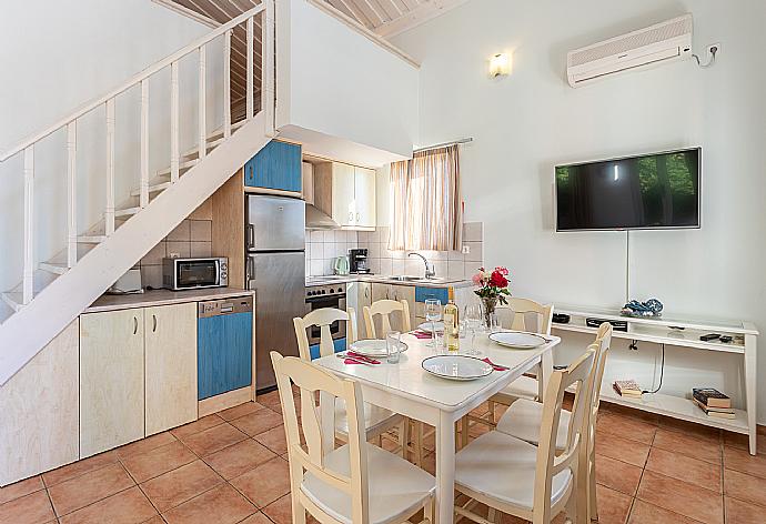 Equipped kitchen . - Antigoni Beach House . (Fotogalerie) }}