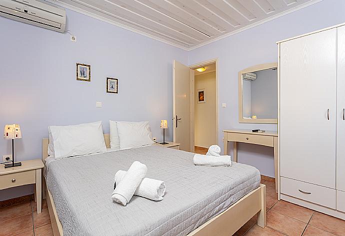 Double bedroom with A/C . - Antigoni Beach House . (Photo Gallery) }}