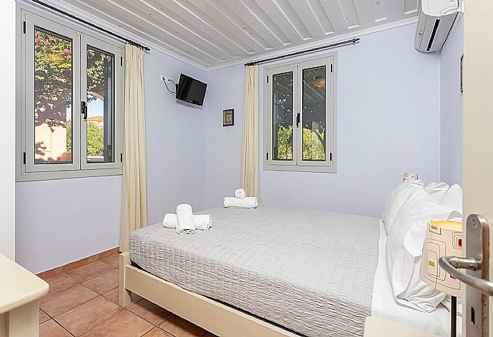 Double bedroom with A/C . - Antigoni Beach House . (Photo Gallery) }}