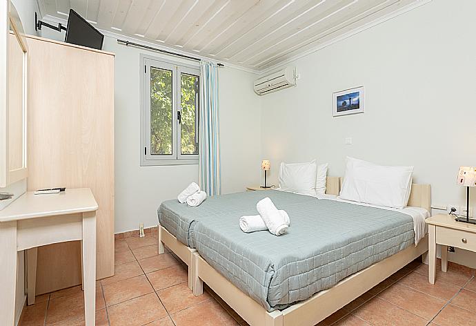 Twin bedroom with A/C . - Antigoni Beach House . (Galerie de photos) }}