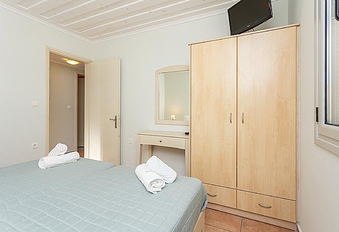 Twin bedroom with A/C . - Antigoni Beach House . (Galleria fotografica) }}