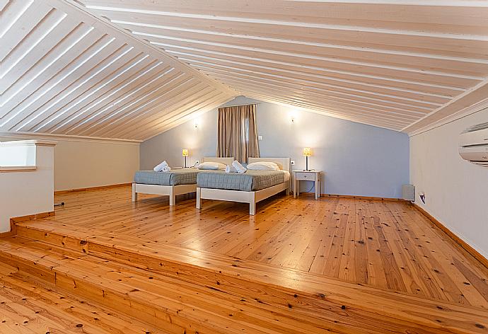 Twin bedroom on mezzanine with A/C . - Antigoni Beach House . (Photo Gallery) }}