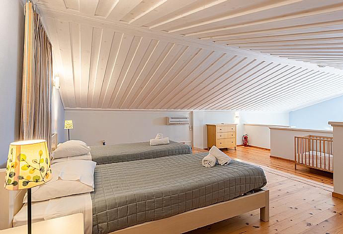 Twin bedroom on mezzanine with A/C . - Antigoni Beach House . (Galerie de photos) }}
