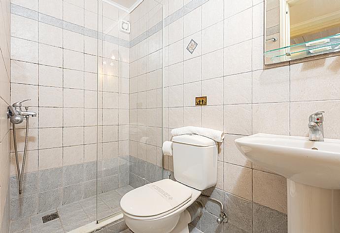 Family bathroom with shower . - Antigoni Beach House . (Galería de imágenes) }}