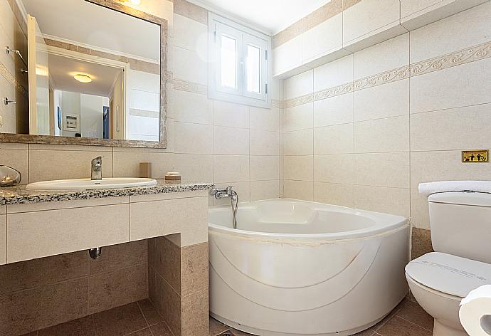 Family bathroom with bath and shower . - Antigoni Beach House . (Fotogalerie) }}