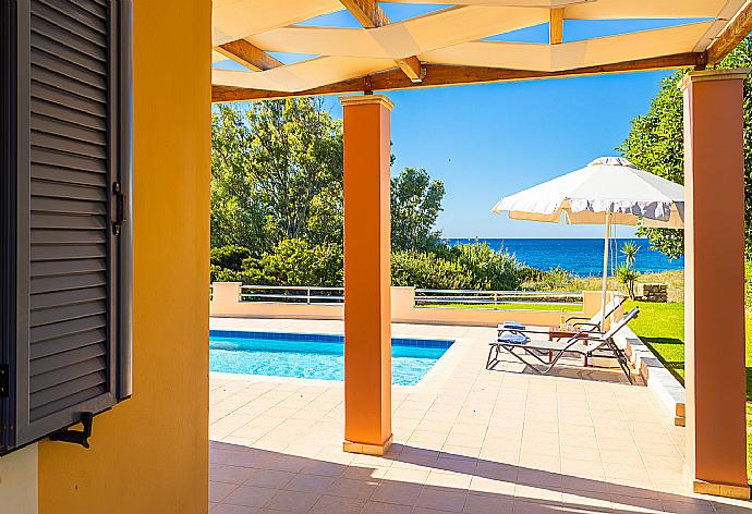 Sheltered terrace area with sea views . - Antigoni Beach House . (Galerie de photos) }}