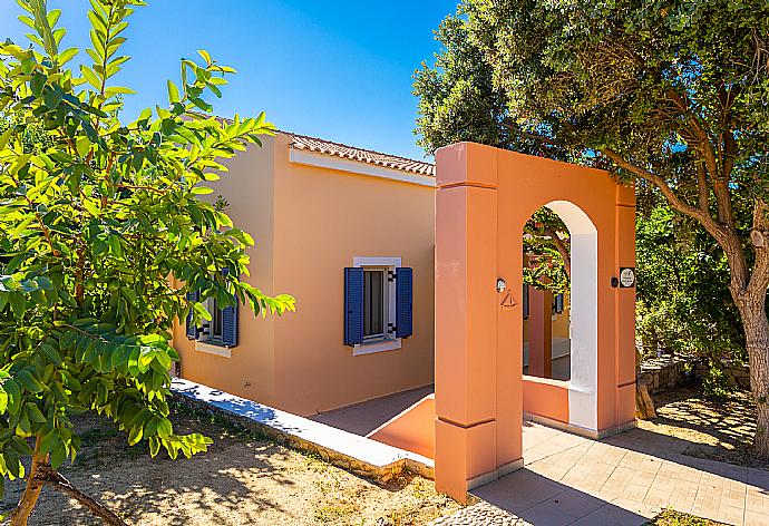 Entrance to Antigoni Beach House . - Antigoni Beach House . (Галерея фотографий) }}