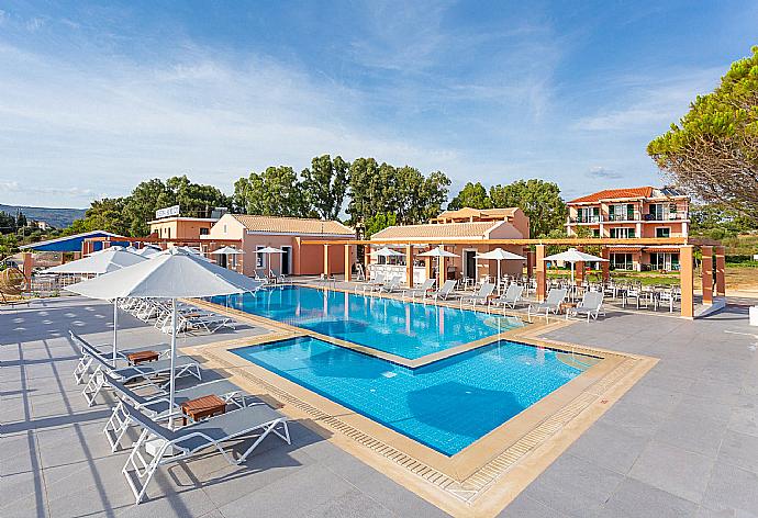 Communal pool at Remetzo village . - Antigoni Beach House . (Галерея фотографий) }}