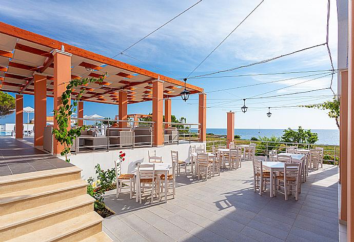 The taverna at Remetzo Village . - Antigoni Beach House . (Fotogalerie) }}