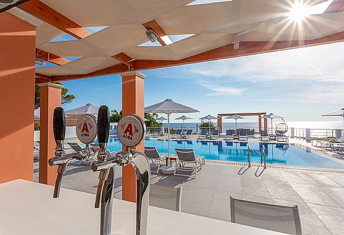 Poolside bar at Remetzo Village . - Antigoni Beach House . (Галерея фотографий) }}