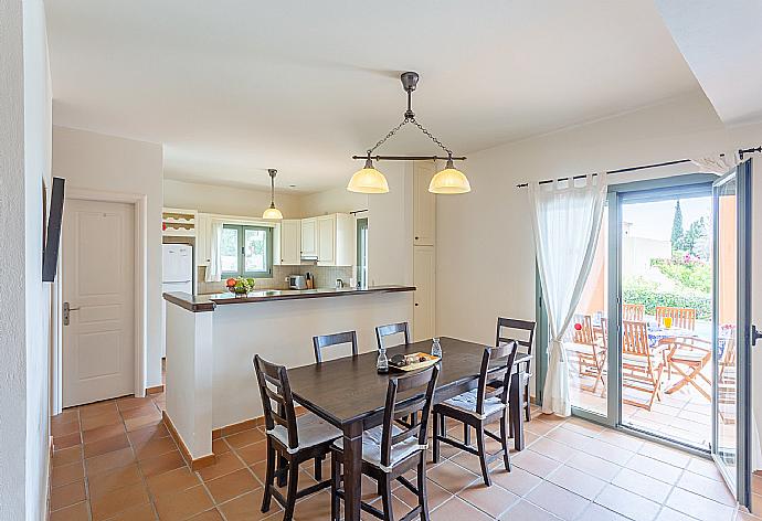 Dining area and equipped kitchen . - Villa Vali . (Fotogalerie) }}