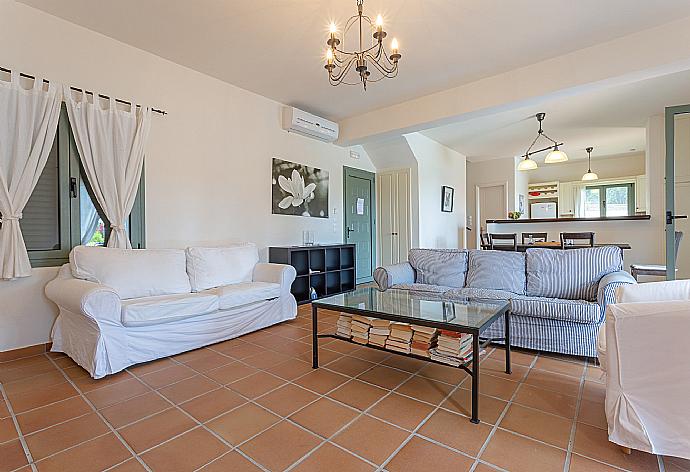 Open-plan living room with dining area, kitchen, terrace access, WiFi Internet, Satellite TV, and DVD player . - Villa Vali . (Galleria fotografica) }}