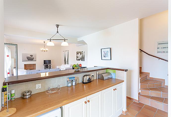 Open-plan living room with dining area, kitchen, terrace access, WiFi Internet, Satellite TV, and DVD player . - Villa Vali . (Galleria fotografica) }}