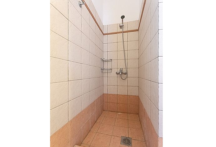 Family bathroom with overhead shower . - Villa Vali . (Галерея фотографий) }}