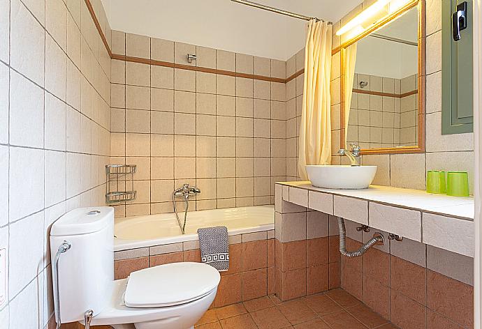 Family bathroom with bath and overhead shower . - Villa Vali . (Galerie de photos) }}