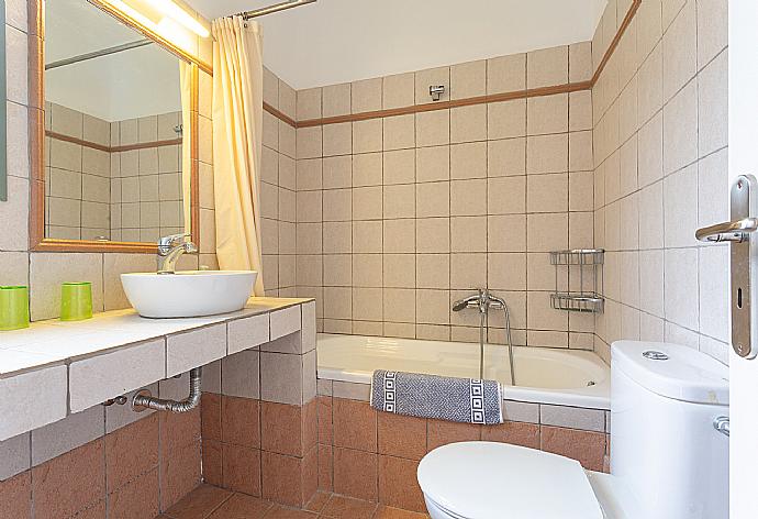 Family bathroom with bath and overhead shower . - Villa Vali . (Galerie de photos) }}