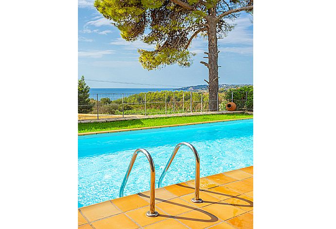 Private pool, terrace, and garden with sea views . - Villa Nora . (Fotogalerie) }}