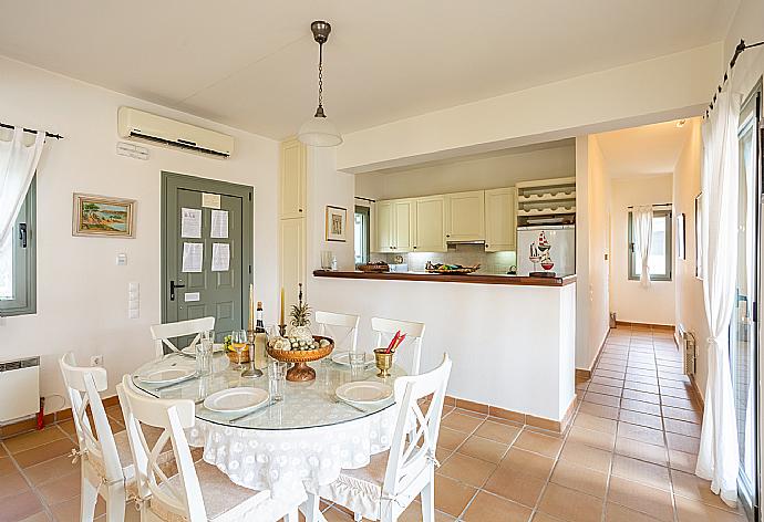 Open-plan living room with sofas, dining area, kitchen, ornamental fireplace, A/C, WiFi internet, satellite TV, and terrace access . - Villa Nora . (Fotogalerie) }}