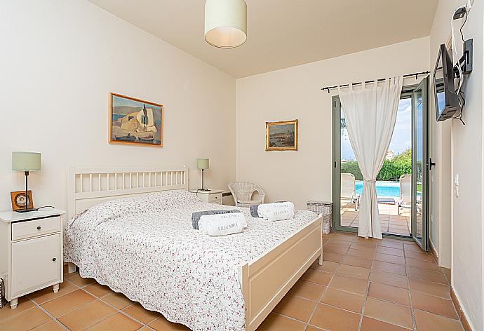 Double bedroom with en suite bathroom, A/C, TV, and terrace access . - Villa Nora . (Fotogalerie) }}