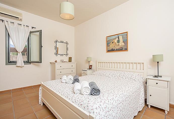 Double bedroom with en suite bathroom, A/C, TV, and terrace access . - Villa Nora . (Galerie de photos) }}