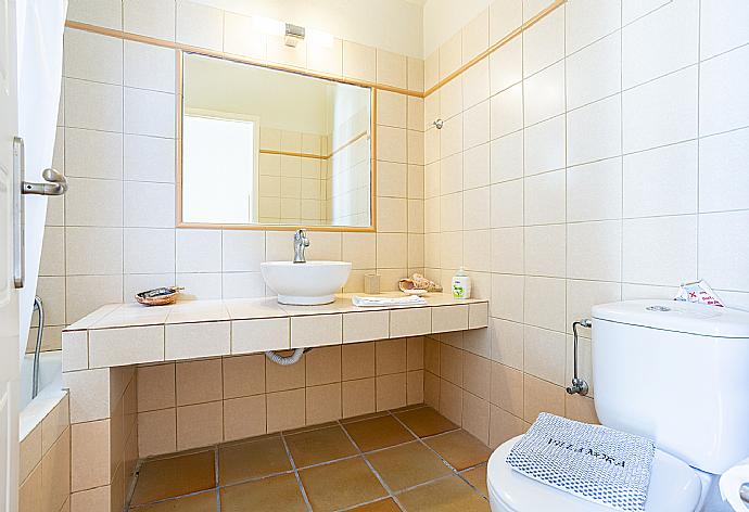 En suite bathroom with bath and shower . - Villa Nora . (Galleria fotografica) }}