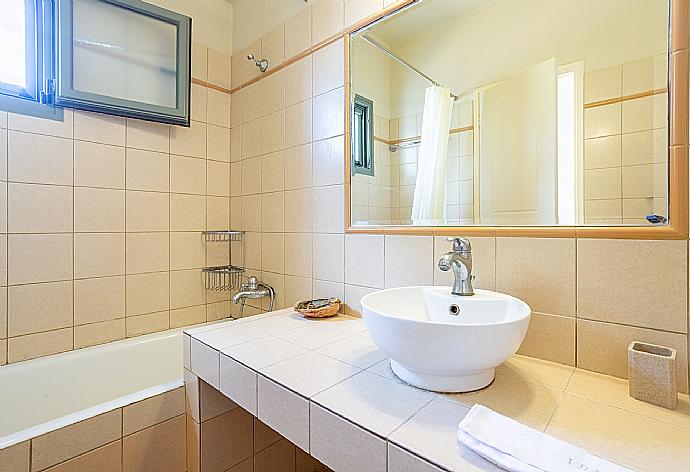 En suite bathroom with bath and shower . - Villa Nora . (Галерея фотографий) }}