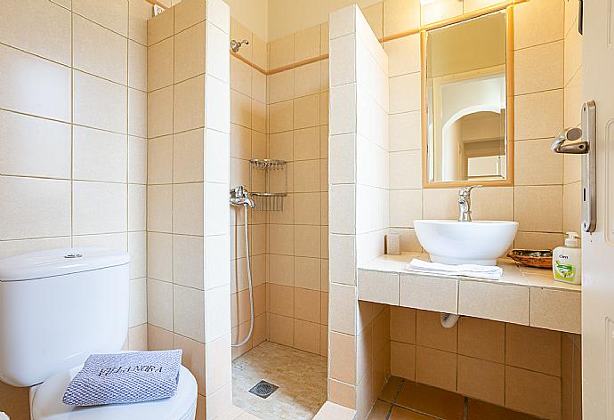 Family bathroom with shower . - Villa Nora . (Fotogalerie) }}