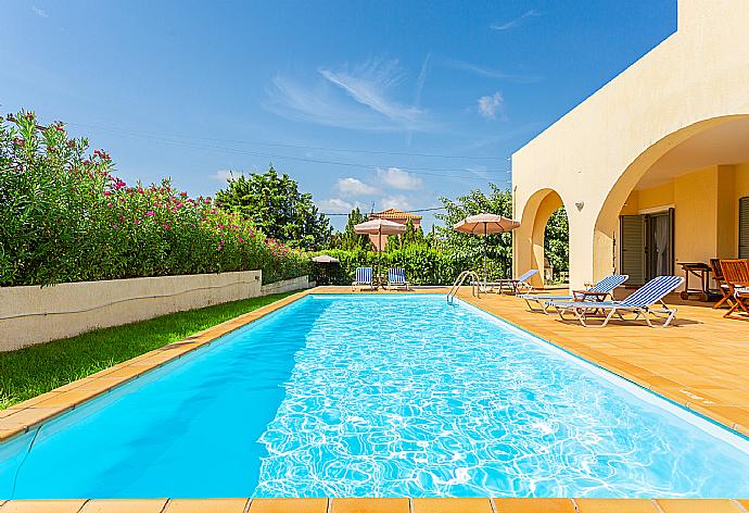 Private pool, terrace, and garden . - Villa Katerina . (Fotogalerie) }}