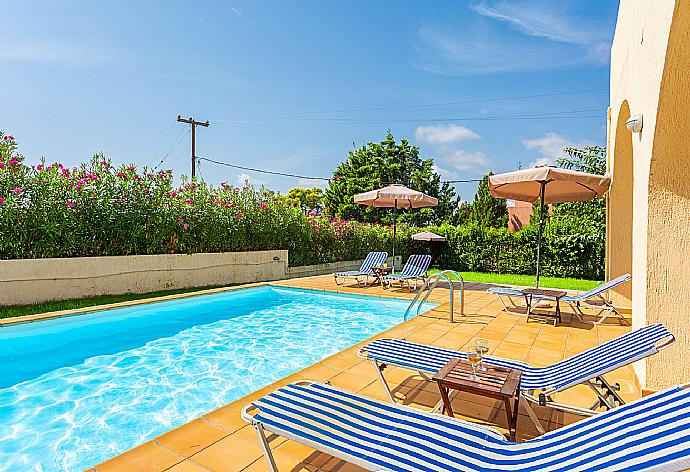 Private pool, terrace, and garden . - Villa Katerina . (Galería de imágenes) }}