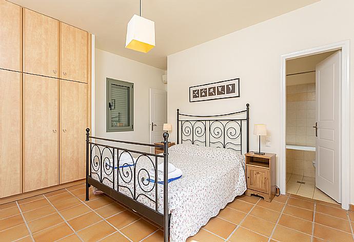 Double bedroom with en suite bathroom, A/C, and upper terrace access with sea views . - Villa Katerina . (Galleria fotografica) }}