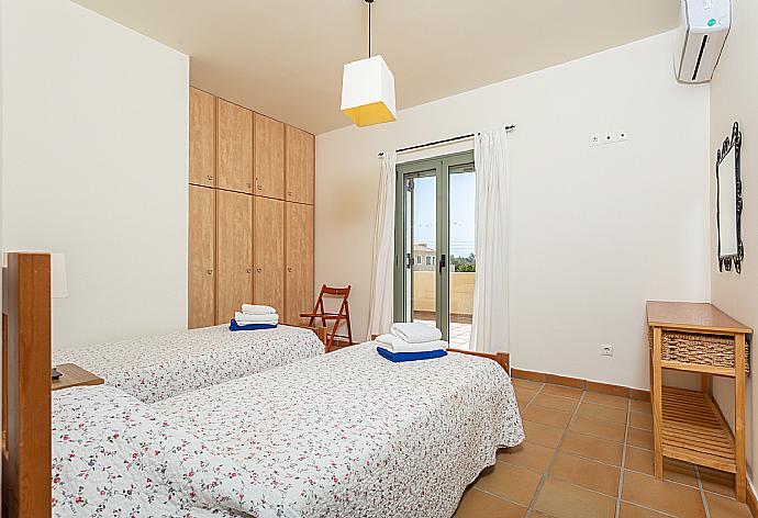 Twin bedroom with en suite bathroom, A/C, and upper terrace access with sea views . - Villa Katerina . (Galerie de photos) }}