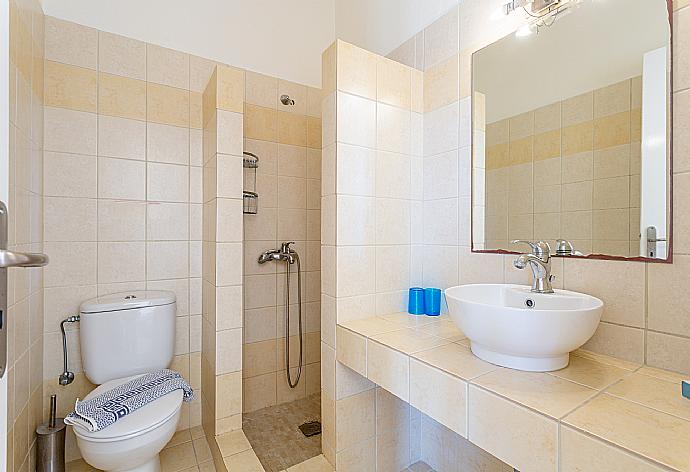 En suite bathroom with shower . - Villa Katerina . (Galerie de photos) }}