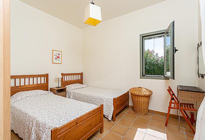 Twin bedroom with A/C . - Villa Katerina . (Galerie de photos) }}