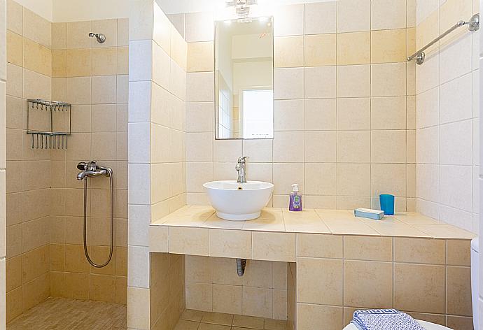 Family bathroom with shower . - Villa Katerina . (Galería de imágenes) }}