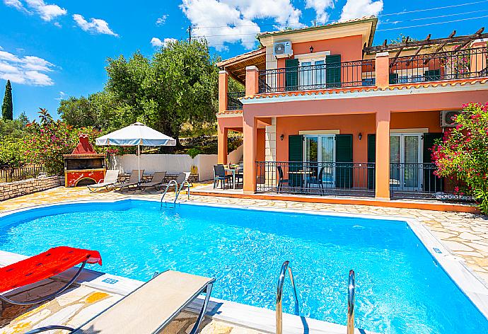 Beautiful villa with private pool and terrace with sea views . - Villa Youla . (Galería de imágenes) }}