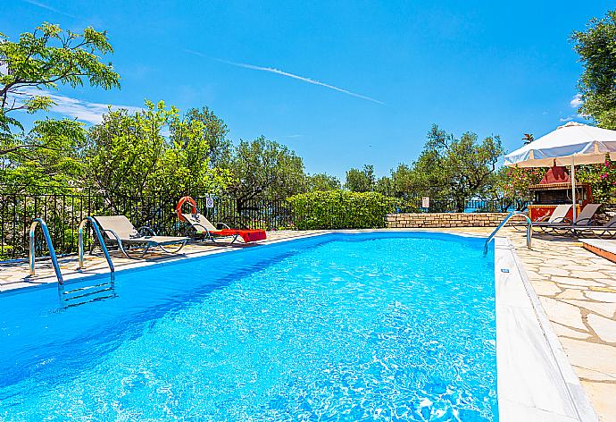 Private pool and terrace with sea views . - Villa Youla . (Galería de imágenes) }}