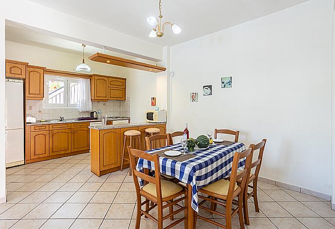 Equipped kitchen . - Villa Youla . (Fotogalerie) }}