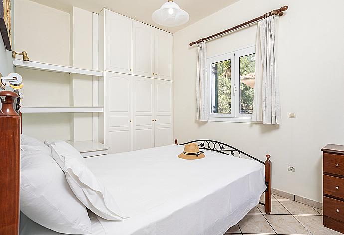 Double bedroom with A/C and sea views . - Villa Youla . (Photo Gallery) }}