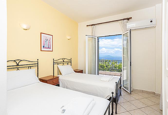 Twin bedroom with A/C and upper terrace access with sea views . - Villa Youla . (Fotogalerie) }}