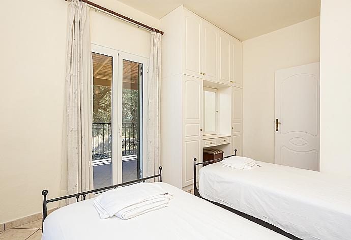 Twin bedroom with A/C and upper terrace access with sea views . - Villa Youla . (Fotogalerie) }}