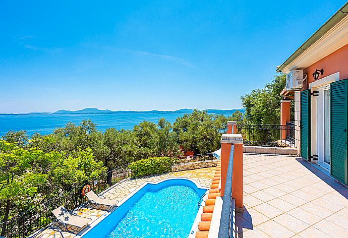 Upper terrace area with sea views . - Villa Youla . (Fotogalerie) }}