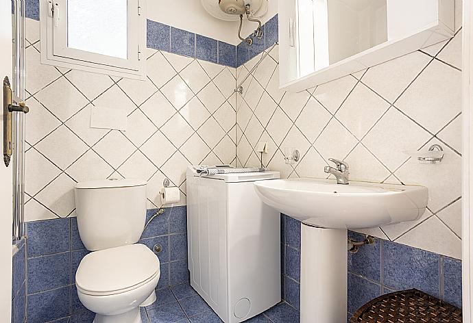 Family bathroom with bath and shower . - Villa Youla . (Galería de imágenes) }}