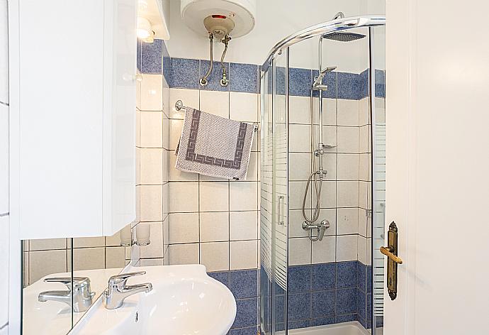 Family bathroom with shower . - Villa Youla . (Fotogalerie) }}