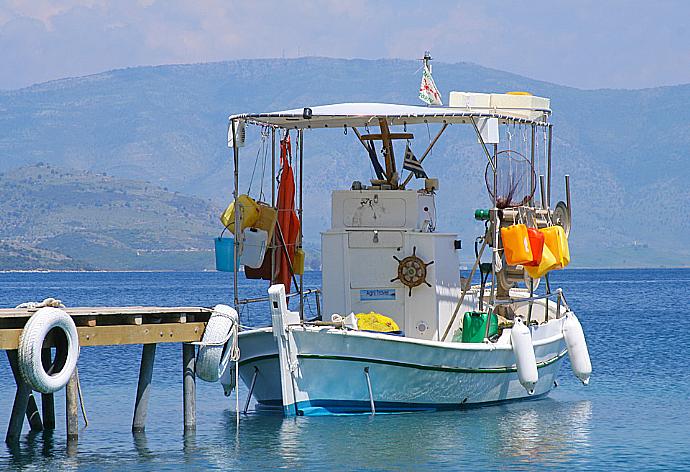 Local Harbour . - Villa Youla . (Galerie de photos) }}