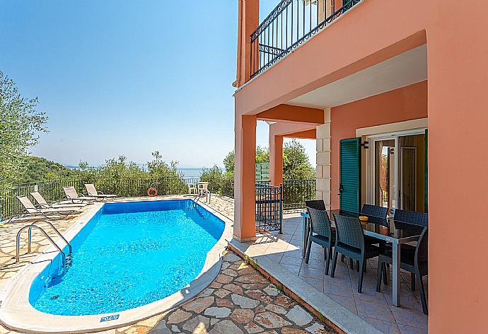 Private pool and terrace . - Villa Vasillis . (Fotogalerie) }}